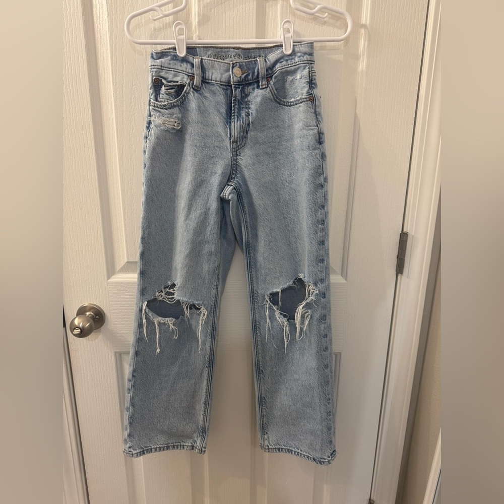 American Eagle Outfitters 000 Short Light Wash Ripped Strigid Stovepipe Jeans